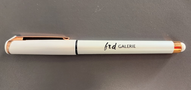 Foto k článku Propiska s logem Galerie Dragoun