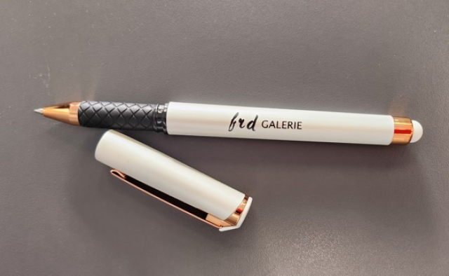 Foto k článku Propiska s logem Galerie Dragoun