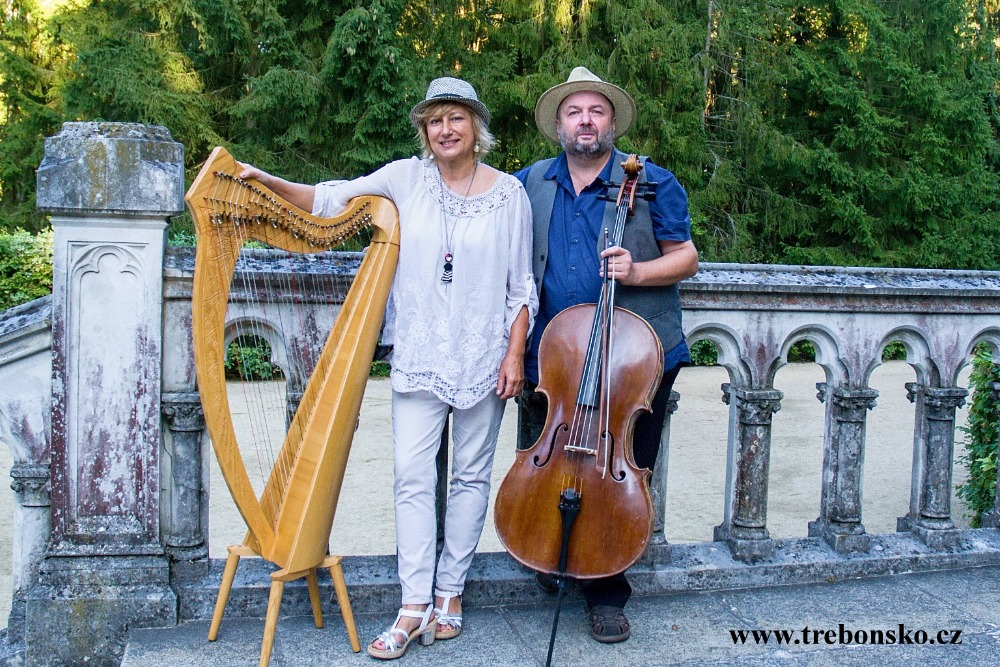 Foto k článku Kapela Bárka - violoncellista Pavel Barnáš s harfenistka Ivana Pokorná